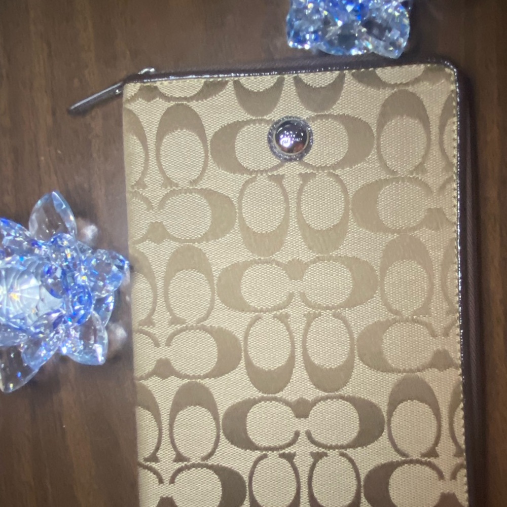 Coach kindle zip cover with pockets EUC